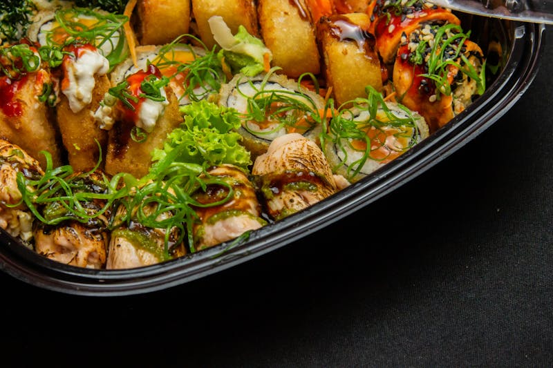 Plateau de sushis assortis frais préparés par le chef